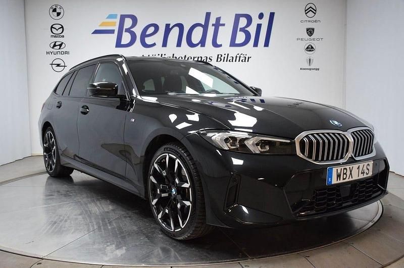 Black sapphire metallic Begagnad 2025 BMW 330 M Sport Kombi | 529 500 kr - Bild 1/3