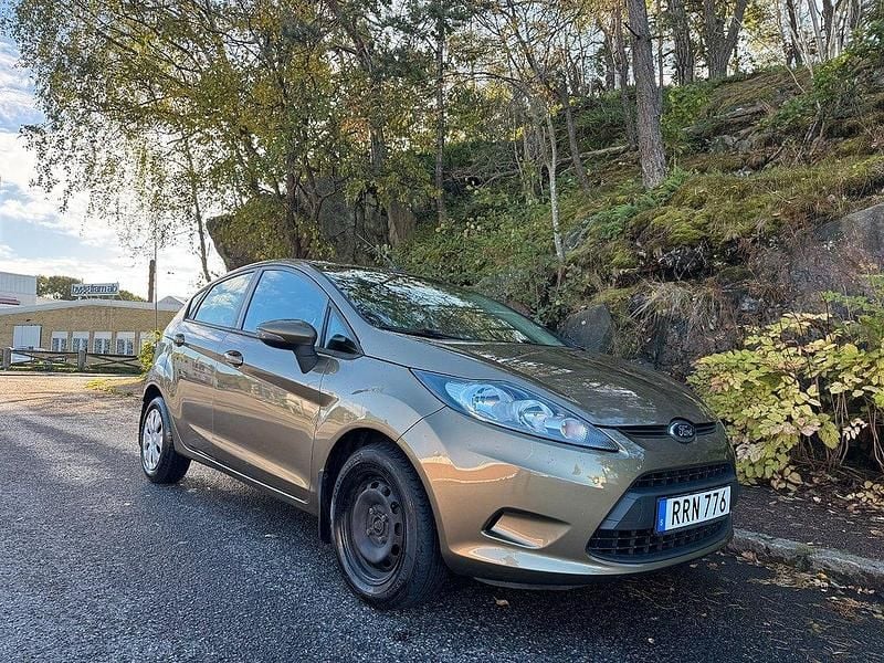 Begagnad Ford Fiesta Trend 71 HK (52 kW) 2012 Brun Halvkombi