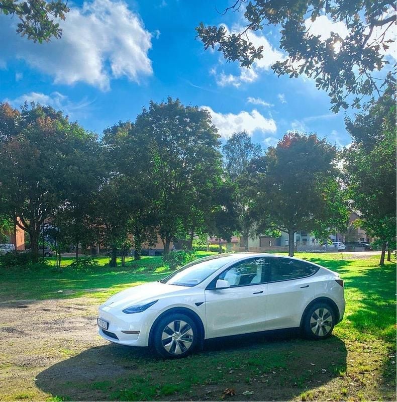 Vit Begagnad 2023 Tesla Model Y Long Range AWD SUV | 480 000 kr - Bild 1/4