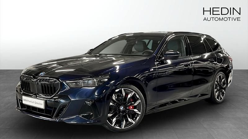 Svart (blue) Begagnad 2025 BMW 550e M Sport Kombi | 964 700 kr (Superpris) - Bild 1/4