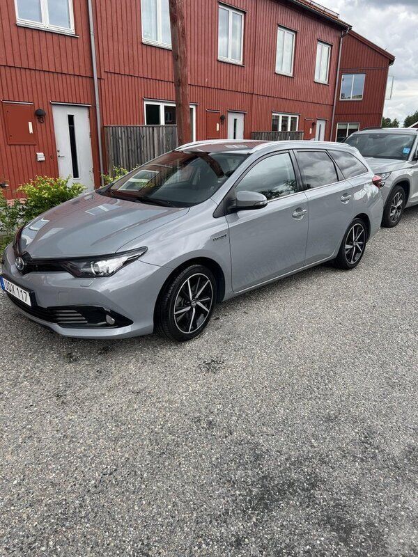 Grå Begagnad 2018 Toyota Auris Touring Sports Kombi | 162 000 kr (Marknadspris) - Bild 1/4
