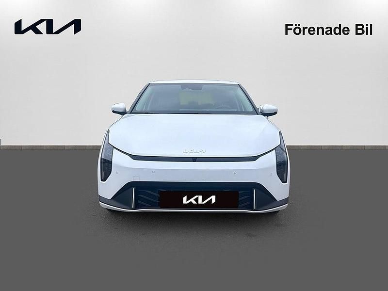 Ny Kia EV4 2026 Vit Halvkombi