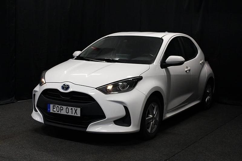 Begagnad Toyota Yaris Hybrid 116 HK (85 kW) 2021 Vit Halvkombi