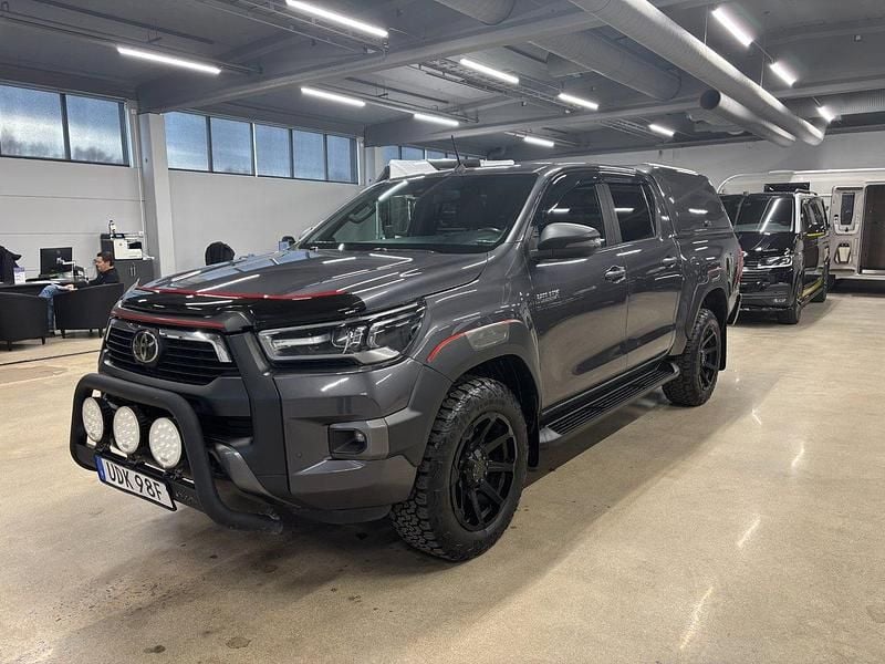Mörkgrå (grå) Begagnad 2020 Toyota HiLux Pickup | 399 900 kr (Bra pris) - Bild 1/4