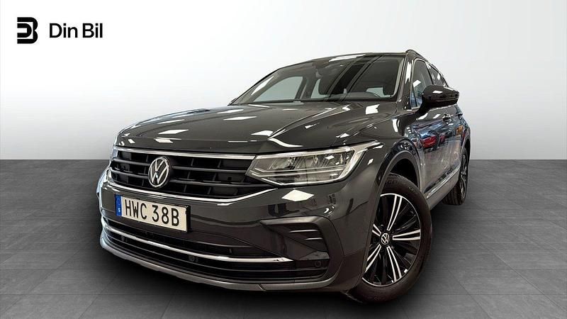 Grå Begagnad 2021 VW Tiguan SUV | 284 900 kr (Marknadspris) - Bild 1/4