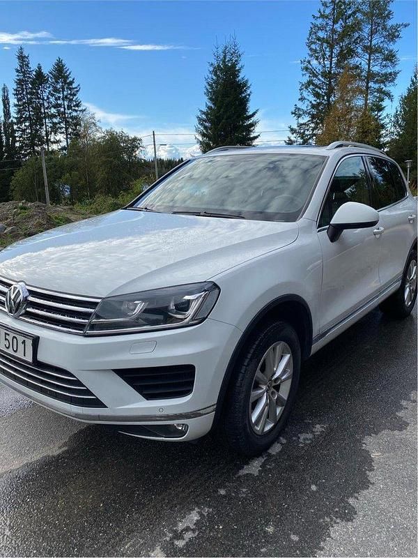 Vit Begagnad 2016 VW Touareg SUV | 205 000 kr (Lite dyr) - Bild 1/4