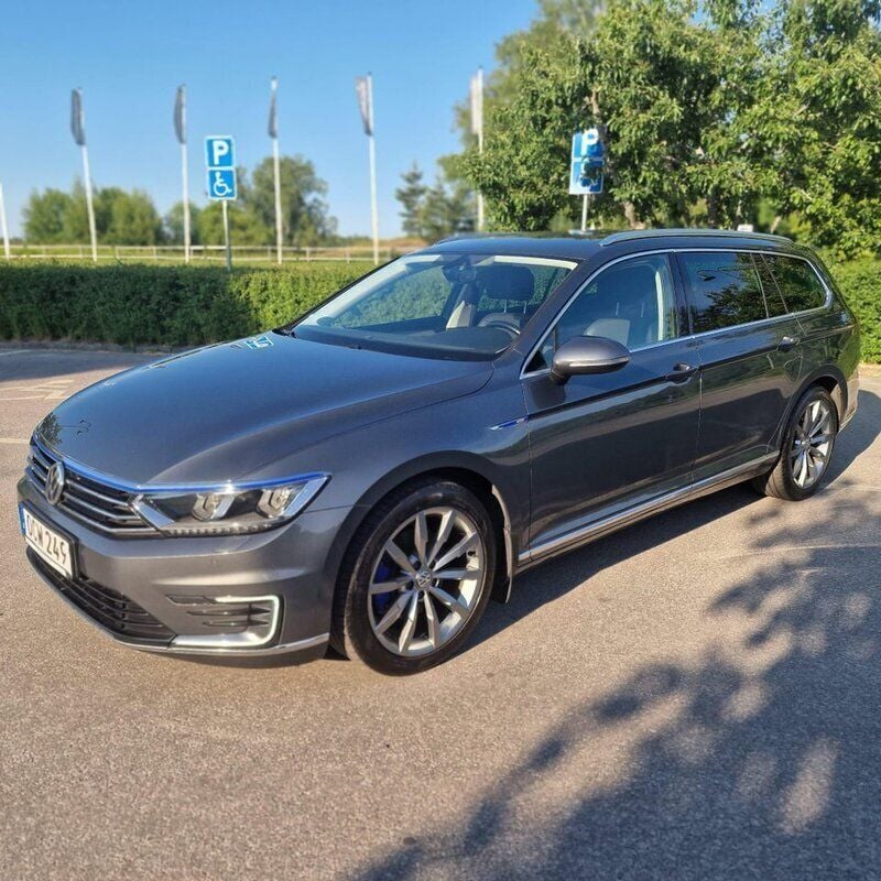 Grå Begagnad 2017 VW Passat GTE Kombi | 159 000 kr (Bra pris) - Bild 1/4
