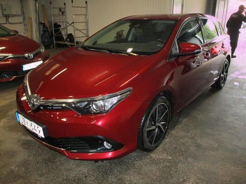 Röd Begagnad 2017 Toyota Auris Comfort Halvkombi | 148 998 kr (Marknadspris) - Bild 1/4