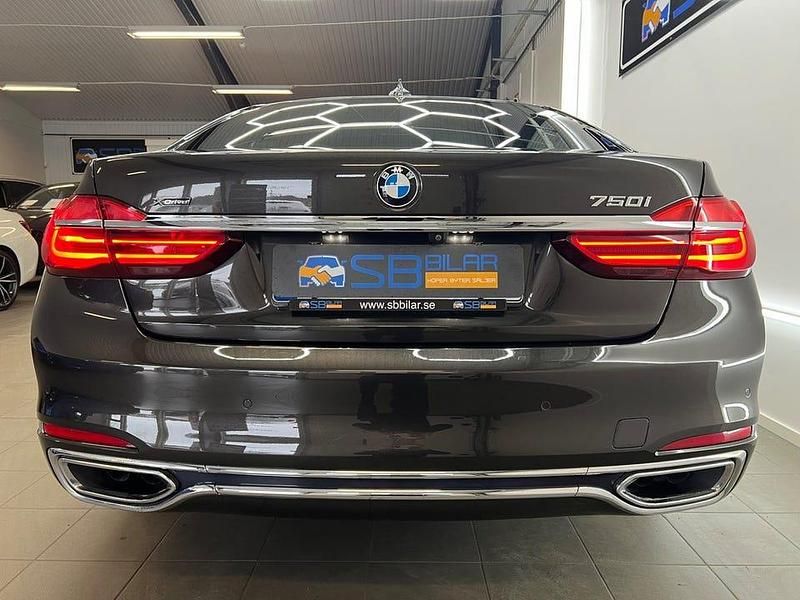 Begagnad BMW 750 449 HK (330 kW) 2016 Brun Sedan