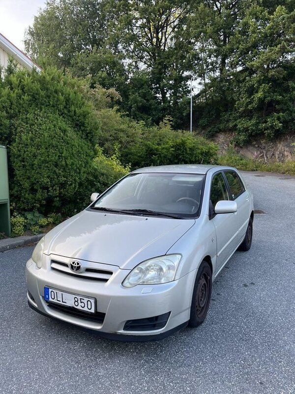 Silver Begagnad 2006 Toyota Corolla Halvkombi | 20 000 kr (Bra pris) - Bild 1/4