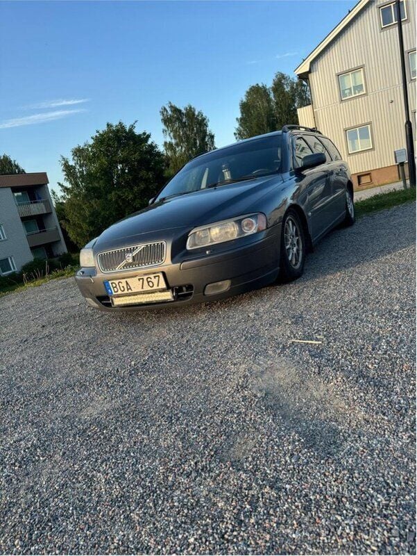 Grå Begagnad 2006 Volvo V70 Kinetic Kombi | 27 500 kr (Marknadspris) - Bild 1/4