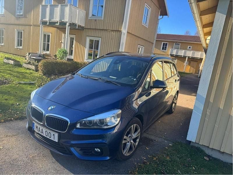 Blå Begagnad 2016 BMW 220 Gran Tourer Advantage Minibuss | 185 000 kr (Lite dyr) - Bild 1/4