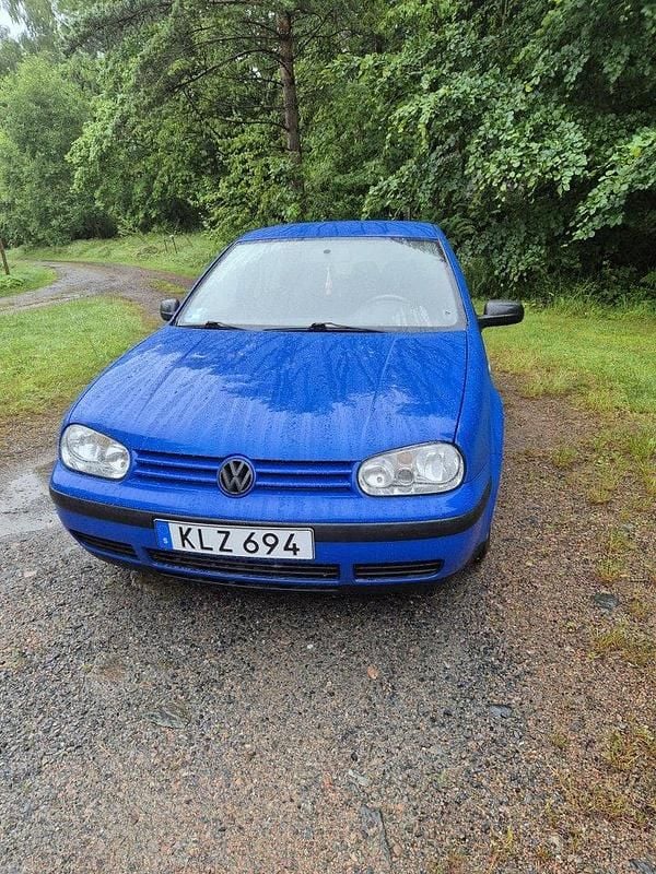 Blå Begagnad 2000 VW Golf IV Trendline Halvkombi | 13 500 kr (Lite dyr) - Bild 1/2