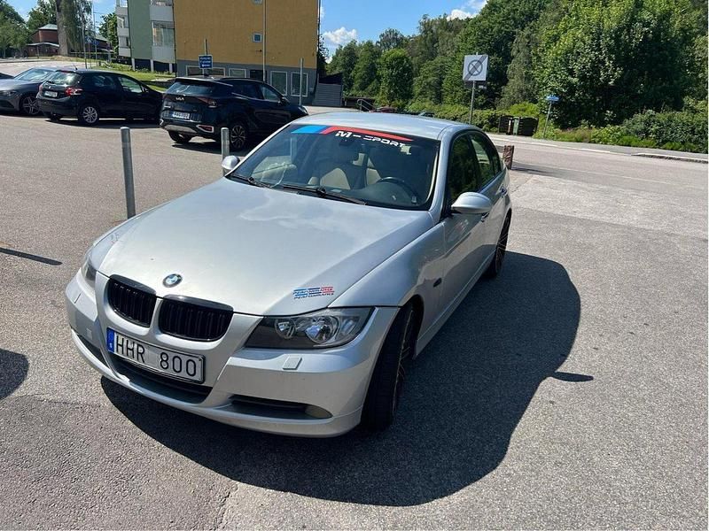Grå Begagnad 2007 BMW 320 Advantage Sedan | 27 000 kr (Superpris) - Bild 1/4