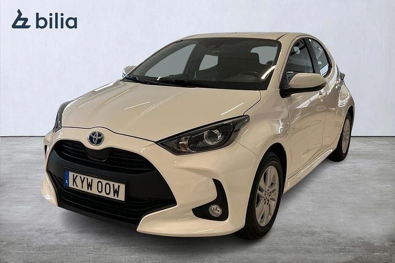 Vit Begagnad 2023 Toyota Yaris Hybrid Active Halvkombi | 224 900 kr (Marknadspris) - Bild 1/4