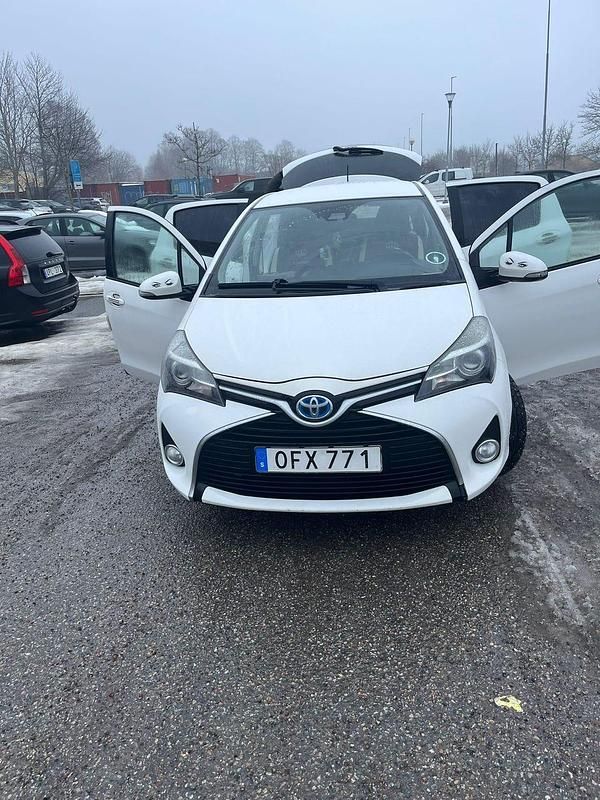 Begagnad 2016 Toyota Yaris Hybrid Halvkombi | 105 000 kr (Bra pris) - Bild 1/4