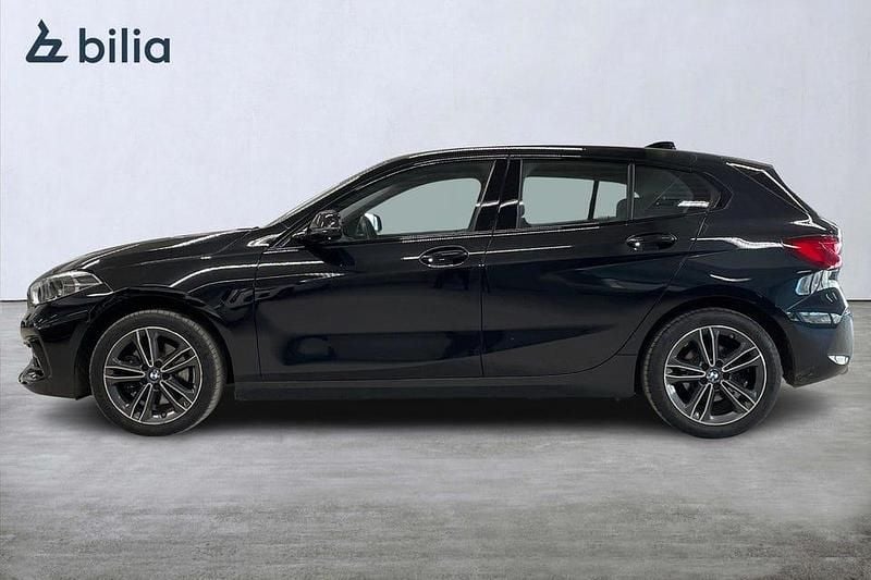 Begagnad BMW 118 Shadowline 136 HK (100 kW) 2022 Svart Halvkombi