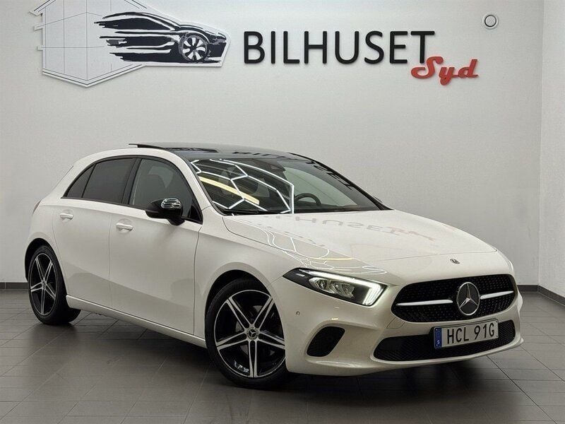 Vit Begagnad 2021 Mercedes A180 Halvkombi | 218 500 kr (Superpris) - Bild 1/4
