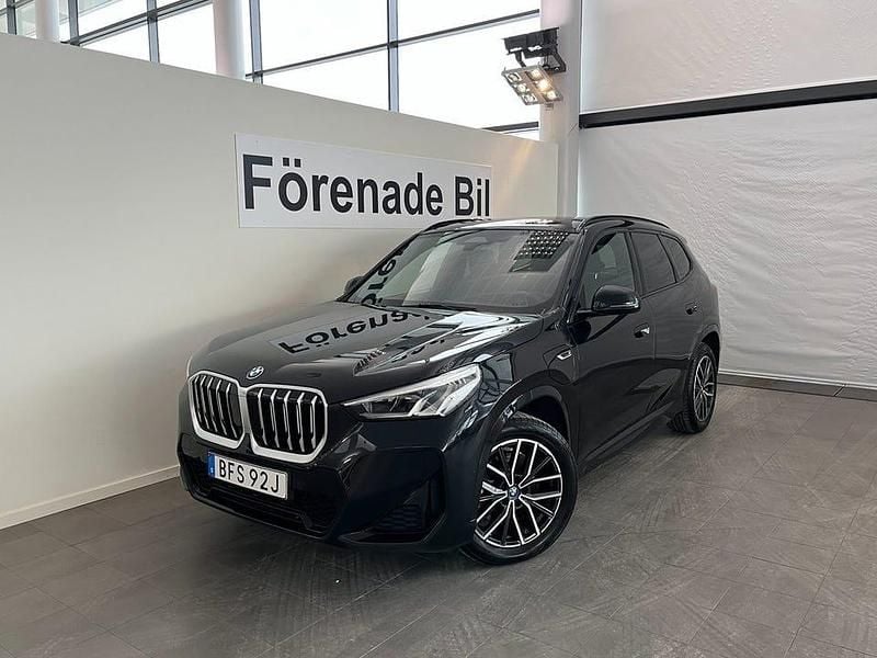 Safirsvart metallic Begagnad 2023 BMW X1 M Sport SUV | 459 000 kr (Marknadspris) - Bild 1/4