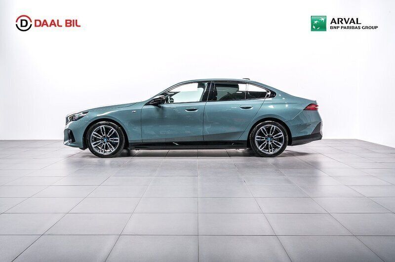 Grön Begagnad 2023 BMW i5 M Sport Sedan | 779 900 kr - Bild 1/4