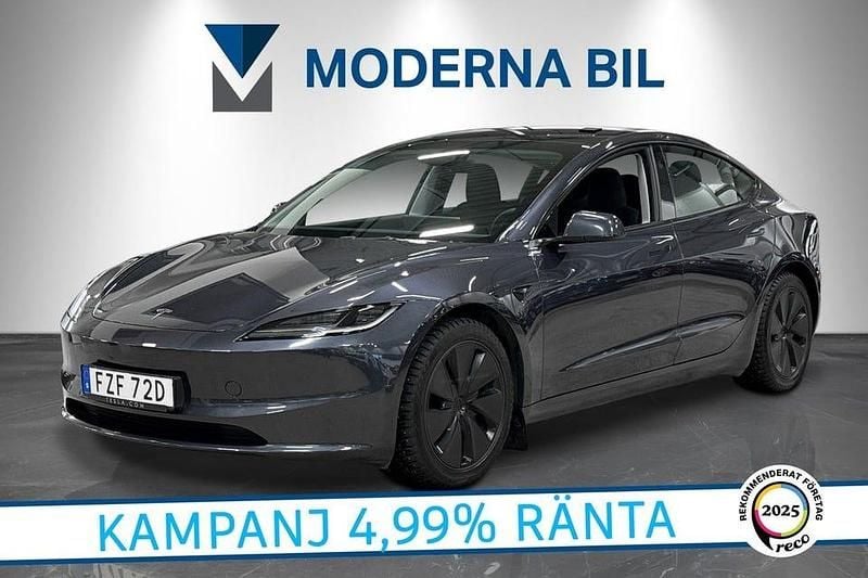 Grå Begagnad 2024 Tesla Model 3 Long Range AWD Sedan | 444 700 kr (Dyr) - Bild 1/4