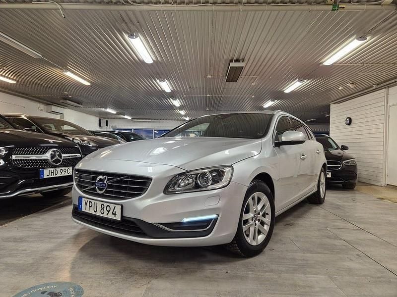 Begagnad Volvo V60 Standard 150 HK (110 kW) 2018 Silver Kombi