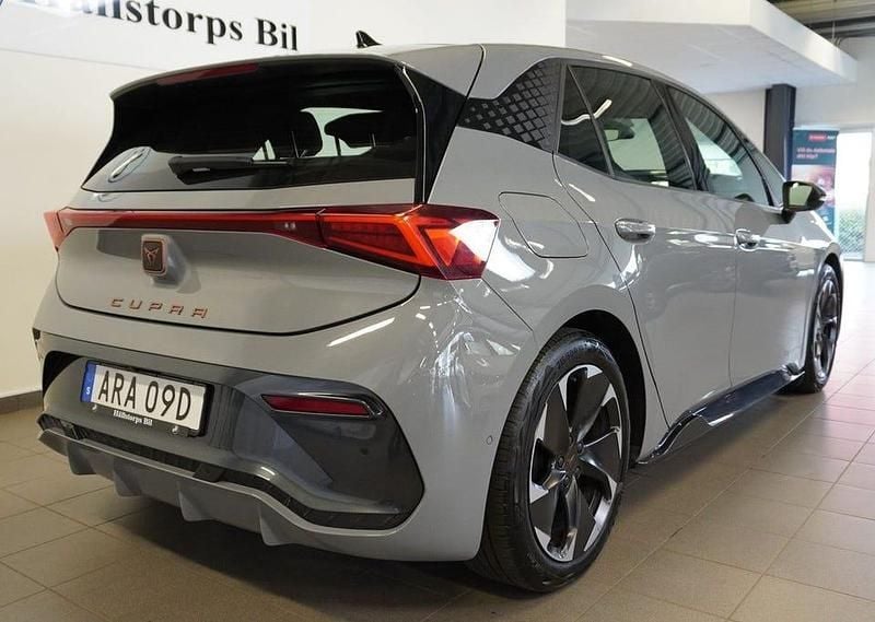 Begagnad Cupra Born e-Boost 170 kW (232 HK) 2023 Ljusgrå (grå) Halvkombi