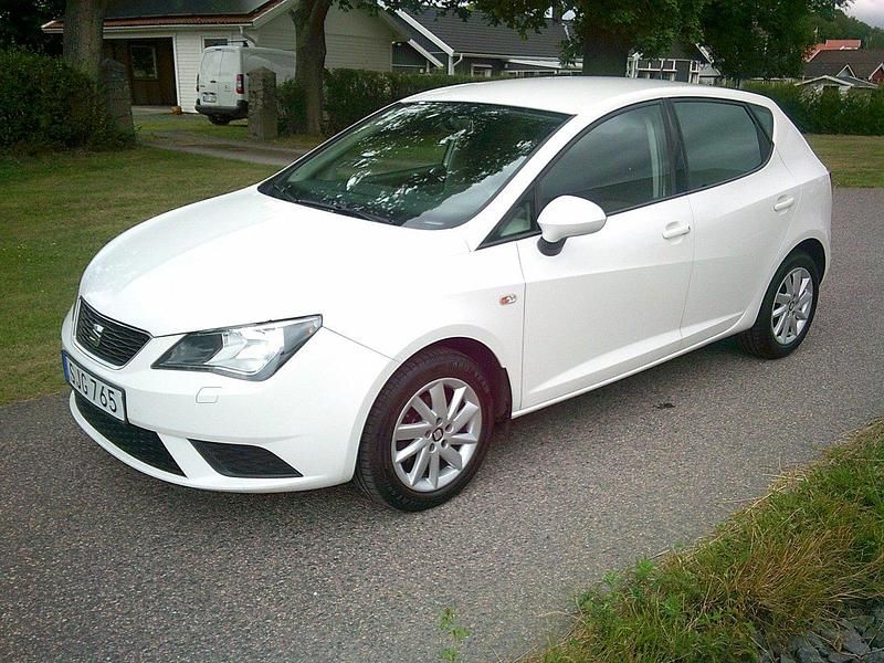 Vit Begagnad 2015 Seat Ibiza Style Halvkombi | 52 800 kr (Bra pris) - Bild 1/4