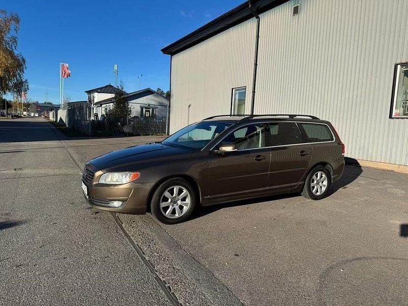 Brun Begagnad 2013 Volvo V70 Momentum Kombi | 89 000 kr (Marknadspris) - Bild 1/4