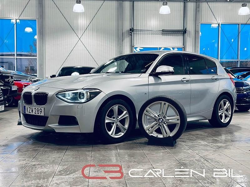 Silver Begagnad 2014 BMW 118 Shadowline Halvkombi | 119 800 kr (Marknadspris) - Bild 1/4