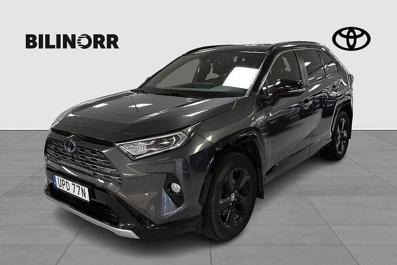 Grå Begagnad 2020 Toyota RAV4 Hybrid Style SUV | 289 900 kr (Marknadspris) - Bild 1/4