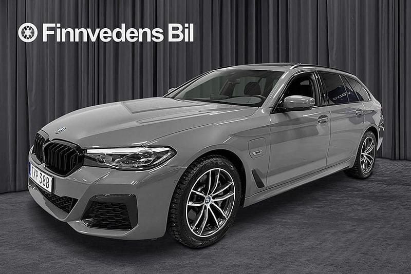 Grå Begagnad 2022 BMW 530e M Sport Kombi | 398 800 kr (Marknadspris) - Bild 1/4