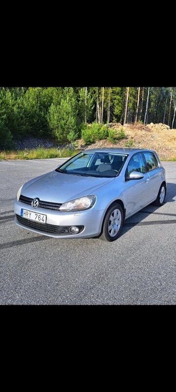 Silver Begagnad 2012 VW Golf VII Halvkombi | 65 000 kr (Bra pris) - Bild 1/4