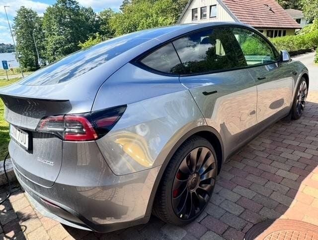 Grå Begagnad 2024 Tesla Model Y Performance SUV | 489 610 kr - Bild 1/3
