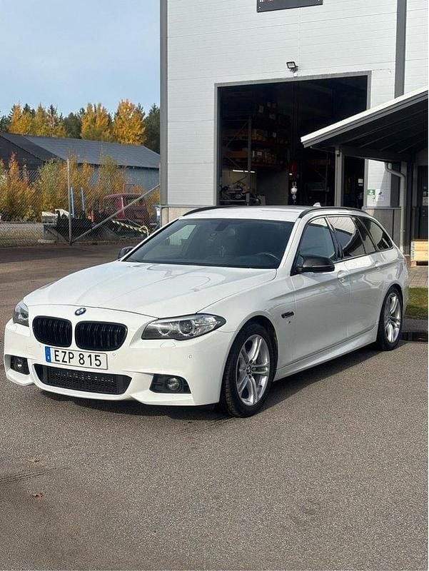 Vit Begagnad 2015 BMW 520 M Sport Kombi | 168 000 kr (Marknadspris) - Bild 1/4