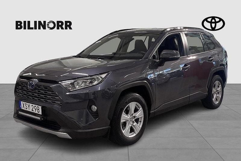 Mörkgrå Begagnad 2020 Toyota RAV4 Hybrid Active SUV | 279 400 kr (Bra pris) - Bild 1/3