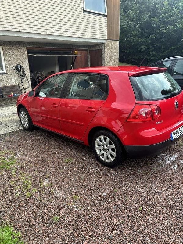 Röd Begagnad 2009 VW Golf Halvkombi | 39 000 kr (Bra pris) - Bild 1/4