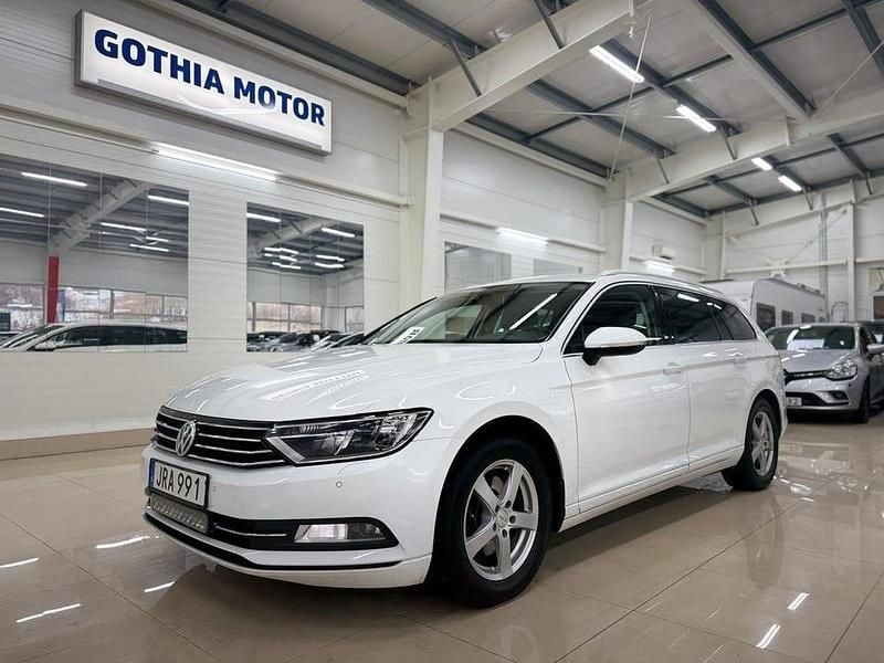Vit Begagnad 2015 VW Passat | 99 900 kr (Lite dyr) - Bild 1/4