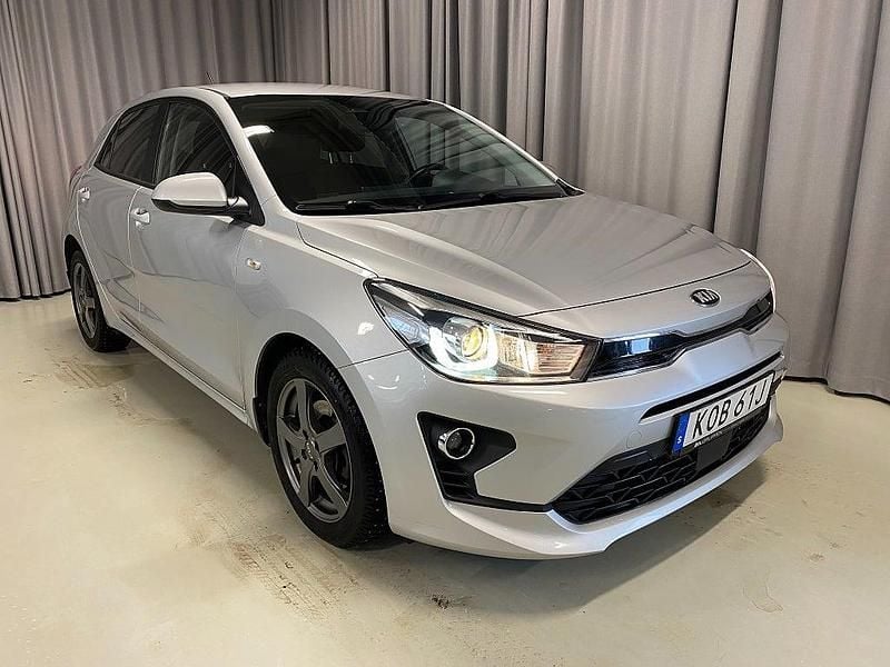 Grå Begagnad 2021 Kia Rio Advance Halvkombi | 139 900 kr (Bra pris) - Bild 1/3