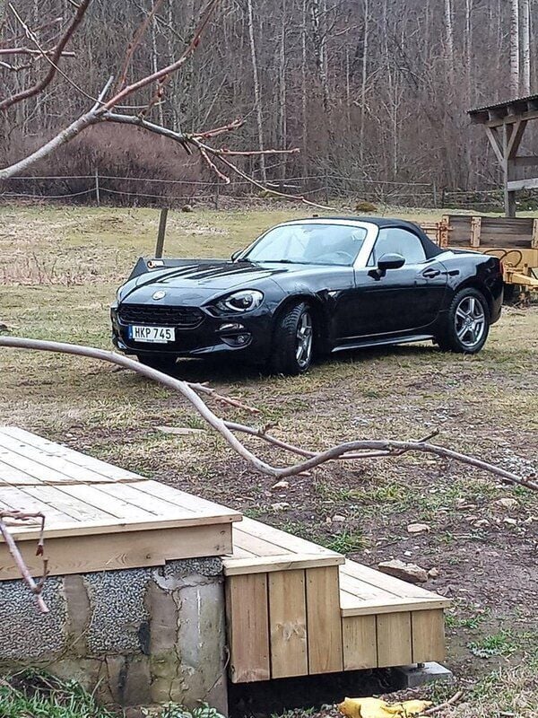 Svart Begagnad 2017 Fiat 124 Spider Cab | 200 000 kr - Bild 1/1