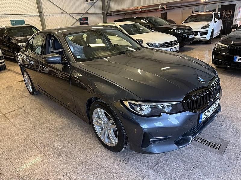 Grå Begagnad 2019 BMW 330e Sport Line Sedan | 229 900 kr (Marknadspris) - Bild 1/4