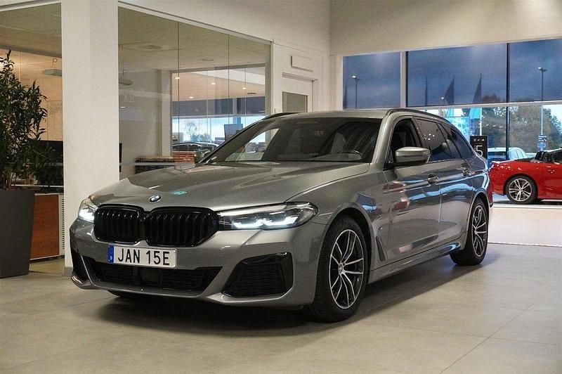 Grå Begagnad 2023 BMW 520 Shadowline Kombi | 509 800 kr (Dyr) - Bild 1/4