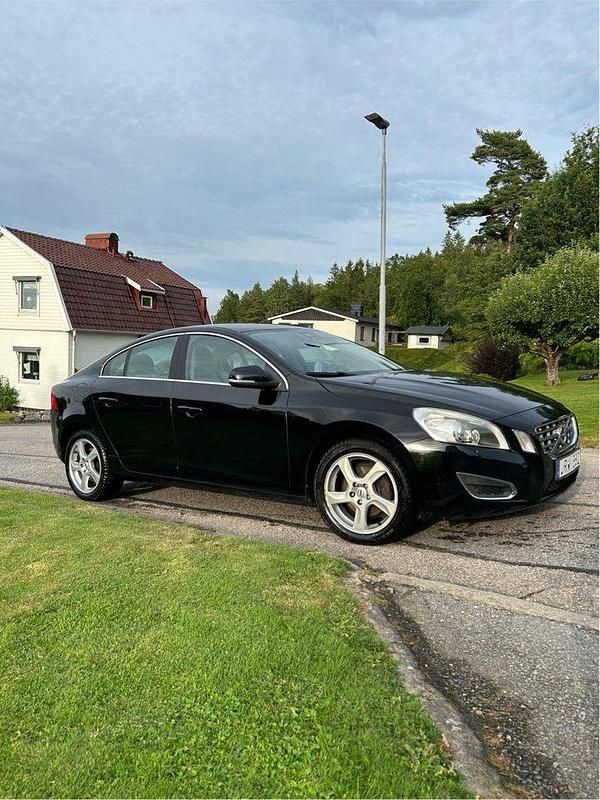 Svart Begagnad 2011 Volvo S60 Momentum Sedan | 93 000 kr (Bra pris) - Bild 1/4