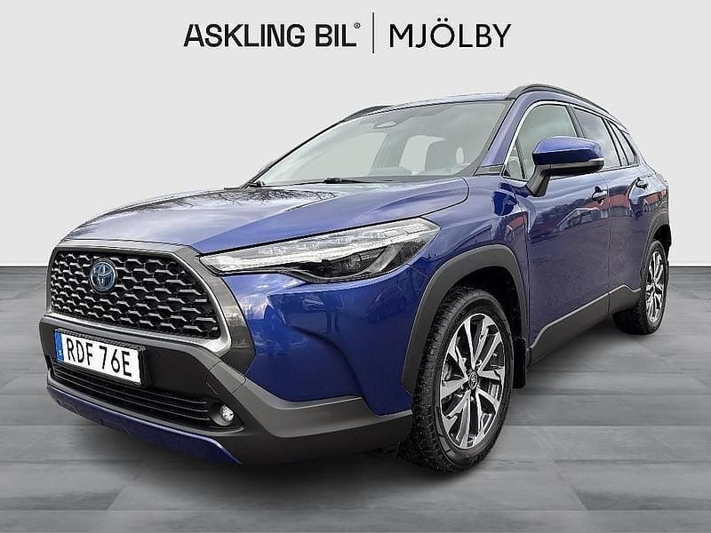 Mörkblå Begagnad 2022 Toyota Corolla Cross Style SUV | 345 000 kr (Marknadspris) - Bild 1/3
