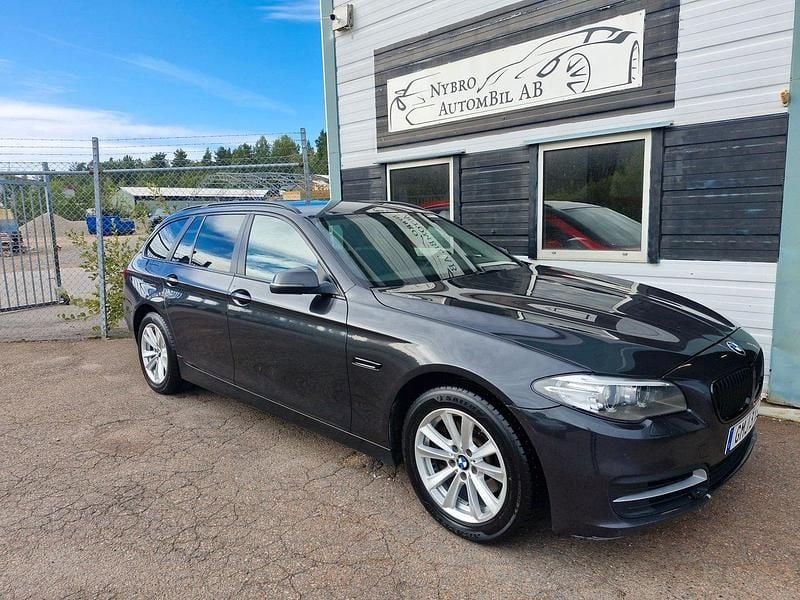 Mörkgrå Begagnad 2014 BMW 520 Kombi | 119 900 kr (Marknadspris) - Bild 1/4
