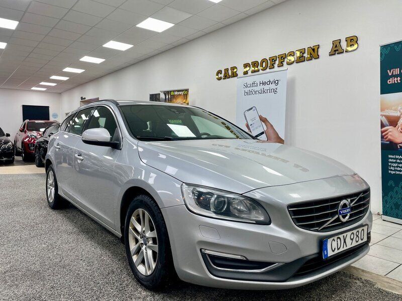 Silver Begagnad 2014 Volvo V60 Momentum Kombi | 109 900 kr (Marknadspris) - Bild 1/4