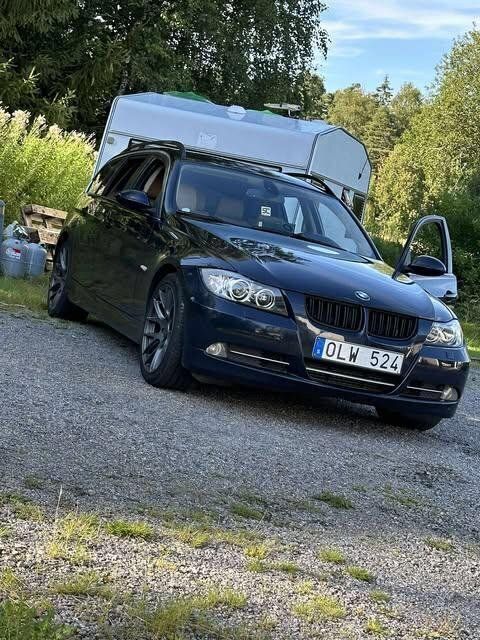 Blå Begagnad 2007 BMW 335 Comfort Edition Kombi | 115 000 kr (Bra pris) - Bild 1/4