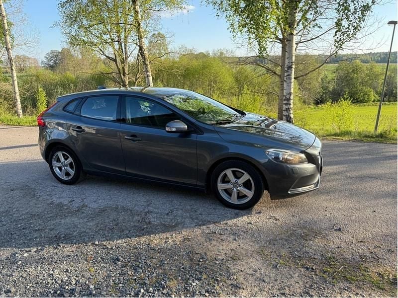 Grå Begagnad 2014 Volvo V40 Kinetic Kombi | 129 000 kr (Marknadspris) - Bild 1/4