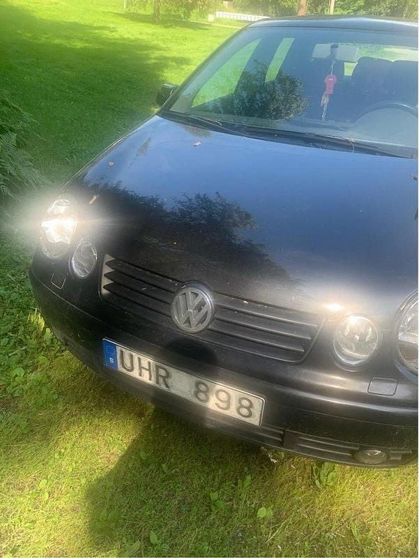 Svart Begagnad 2004 VW Polo Trendline Halvkombi | 6 000 kr (Superpris) - Bild 1/1