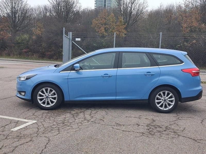 Blå Begagnad 2017 Ford Focus Titanium Kombi | 64 900 kr (Marknadspris) - Bild 1/4